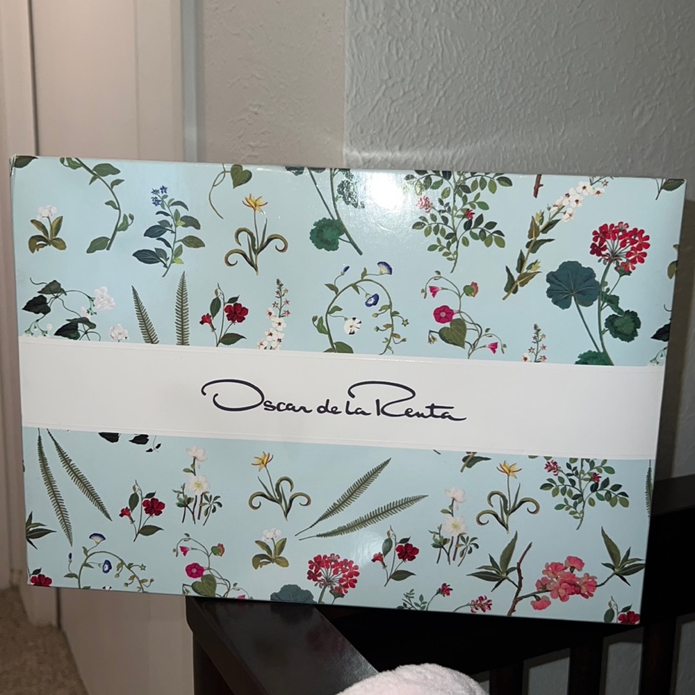 Oscar de La Renta Lotion, Shower Gel & Natural Spray 3pcs Set